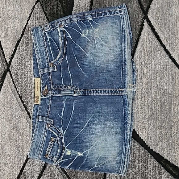 VINTAGE EXCLUSIVE MADISON BKE EMBROIDERED FRAYED-HEM DISTRESSED DENIM SKIRT - Picture 7 of 12